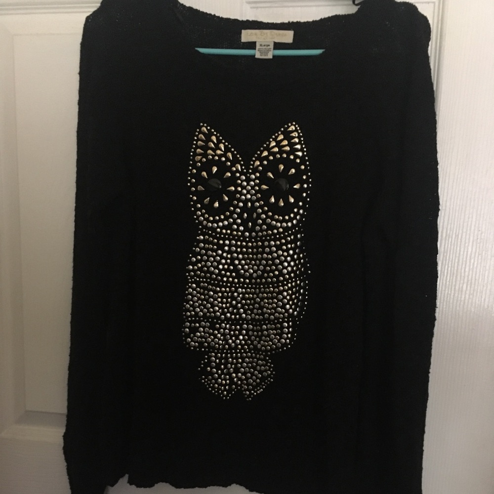 Black scoop-neck with owl design